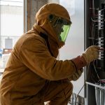 Quels sont les risques d'un arc électrique sur un chantier et comment s'en protéger ?