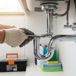 Comment entretenir votre canalisation ? Le guide complet pour éviter les bouchons et prolonger sa durée de vie