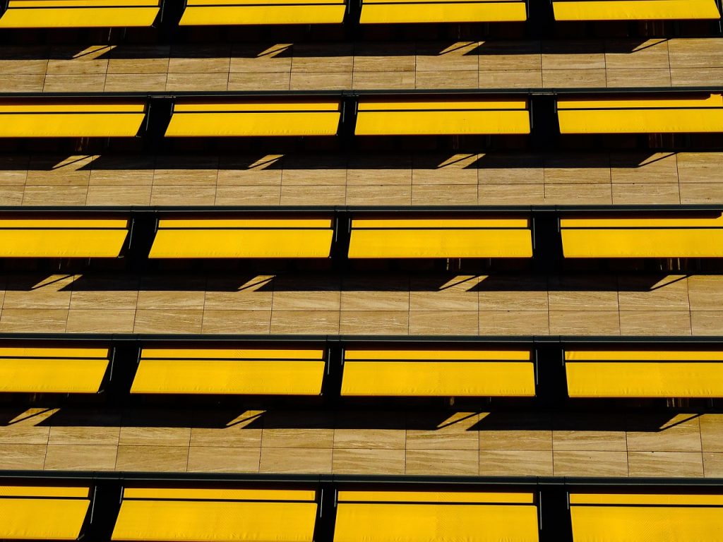 Store banne à Nice : protéger sa terrasse sans perdre le plaisir de l'extérieur