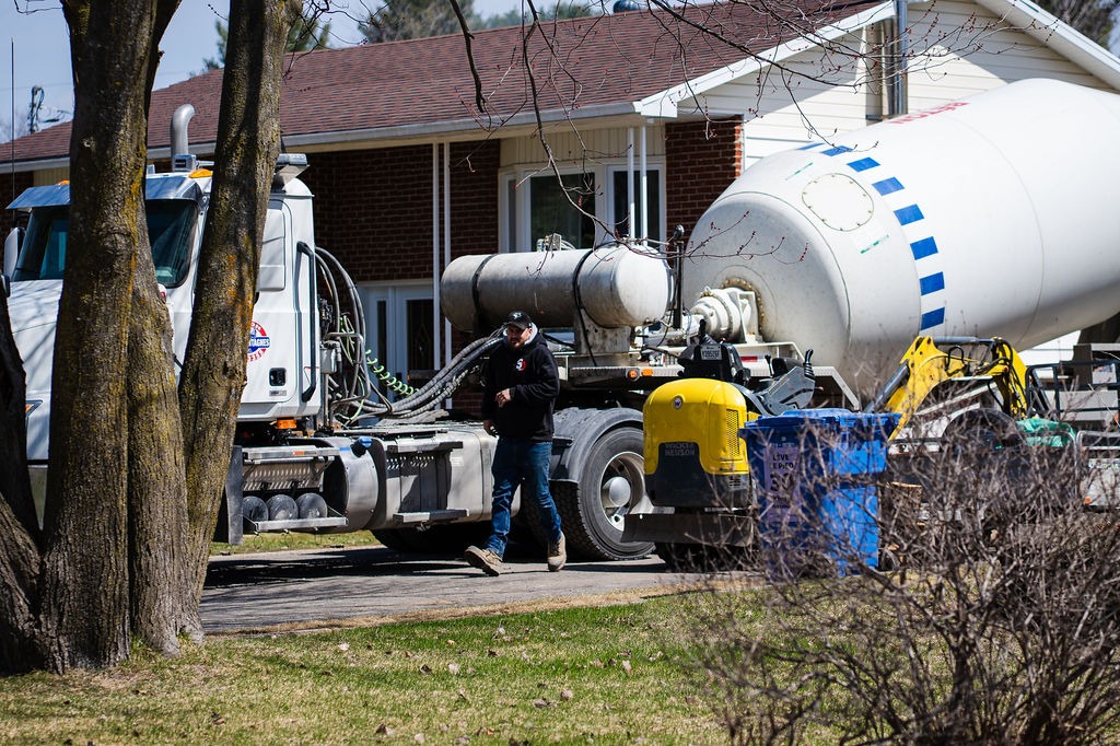 Quand faire ses travaux de béton au Québec : saison, météo et bonnes pratiques